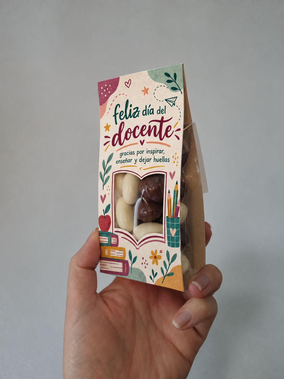 Display Día de la Docencia con almendras bañadas en chocolate