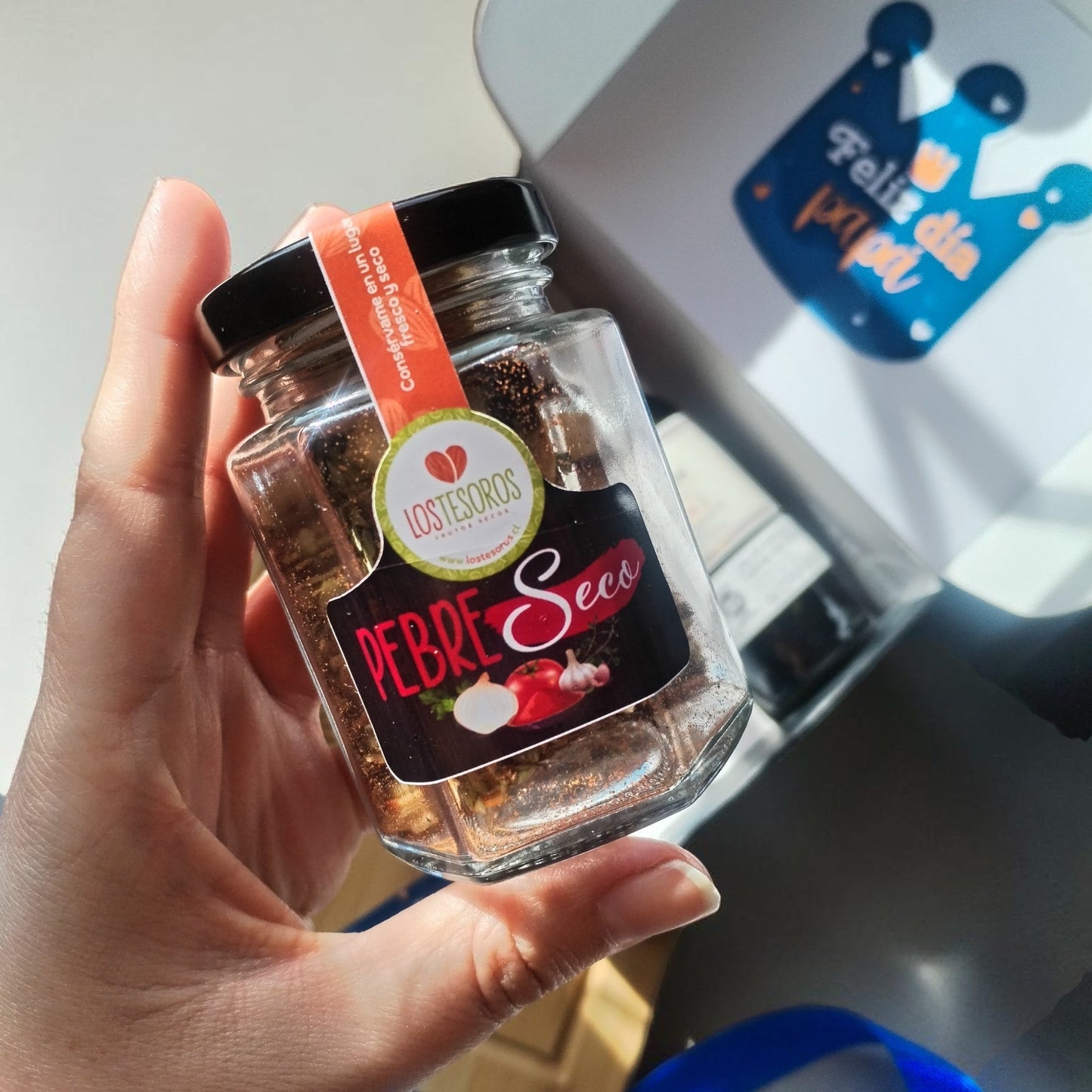 Regalo Día del Padre – Tabla de Madera Personalizada, Pebre Seco Gourmet y Vino Individual