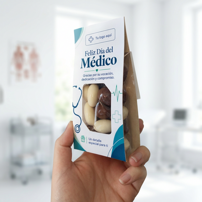 Display corporativo personalizado para el Día del Médico con 70 g de almendras bañadas en chocolate blanco y de leche, diseño con logo institucional y ventana frontal.