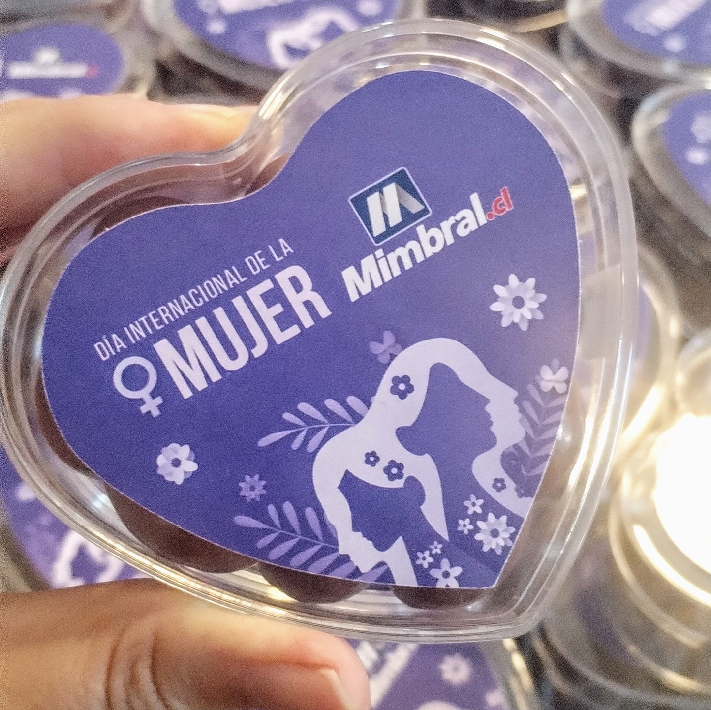 Cajita Corazón Acrílico Personalizada Día de la Mujer - 80gr Cranberries Chocolate | Regalo Corporativo 8 Marzo