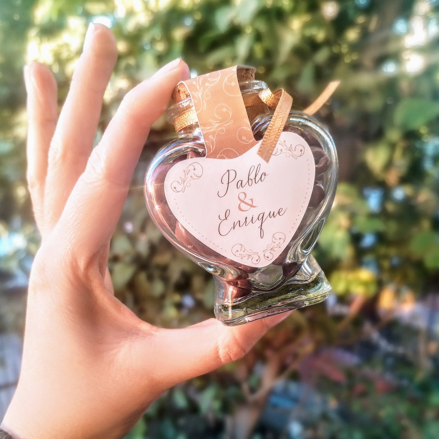 Frasco Corazón con Almendras Bañadas en Chocolate - Recuerdito Personalizable
