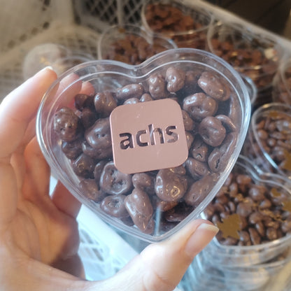 Cajita Corazón Acrílico Personalizada Día de la Mujer - 80gr Cranberries Chocolate | Regalo Corporativo 8 Marzo