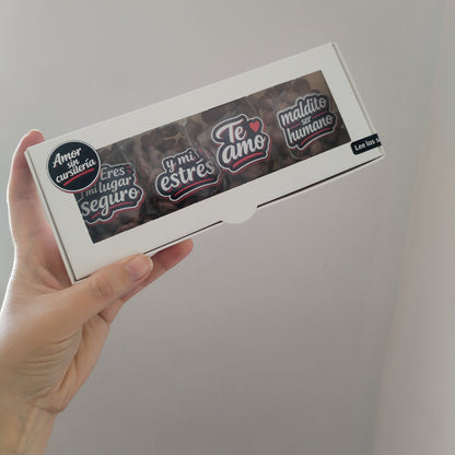 Caja San Valentín Anticursi - Frutos Secos con Chocolate y Stickers Honestos | Regalo 14 Febrero para Parejas Reales