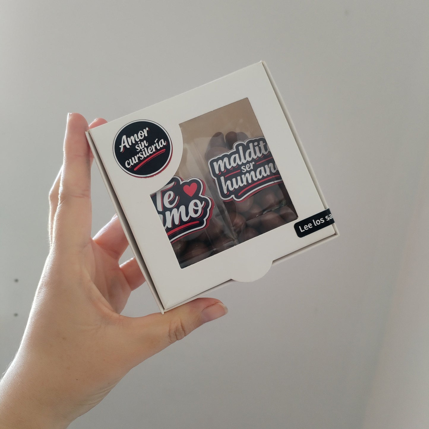 Caja San Valentín Anticursi - Frutos Secos con Chocolate y Stickers Honestos | Regalo 14 Febrero para Parejas Reales