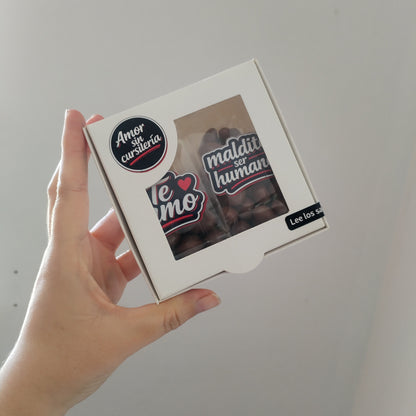 Caja San Valentín Anticursi - Frutos Secos con Chocolate y Stickers Honestos | Regalo 14 Febrero para Parejas Reales