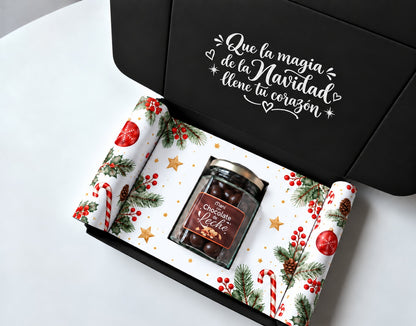 Caja negra con decoración navideña, mensaje en vinilo blanco y frasco de 125 g de maní con chocolate de leche.