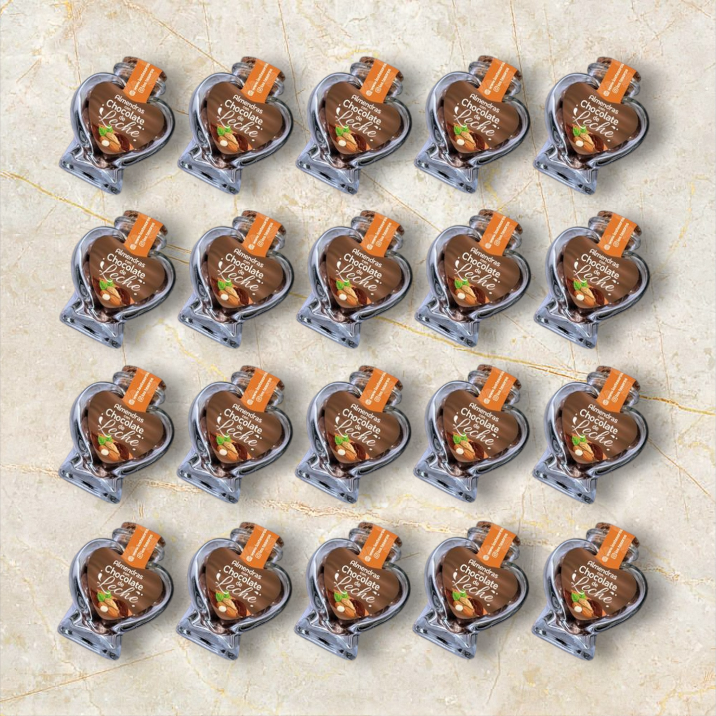 Frasco Corazón con Almendras Bañadas en Chocolate - Recuerdito Personalizable