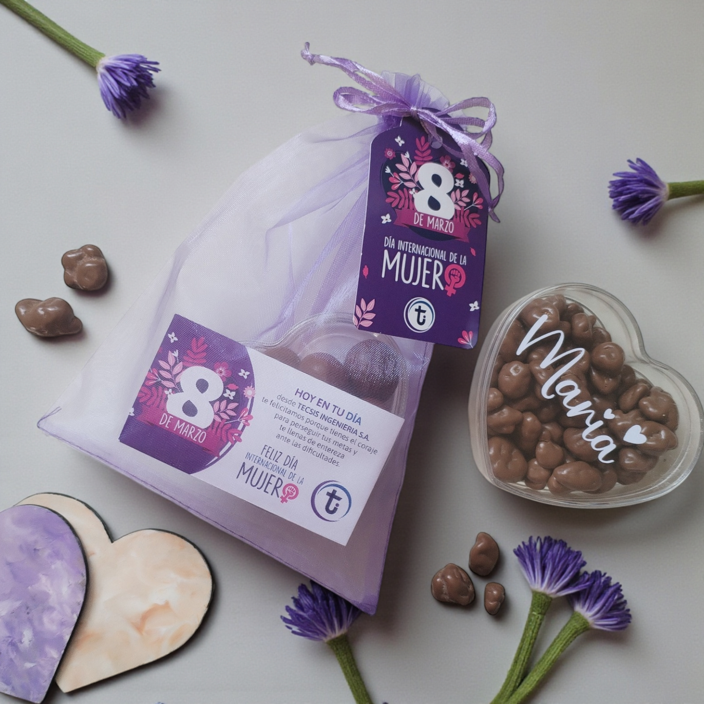 Cajita Corazón Acrílico Personalizada Día de la Mujer - 80gr Cranberries Chocolate | Regalo Corporativo 8 Marzo