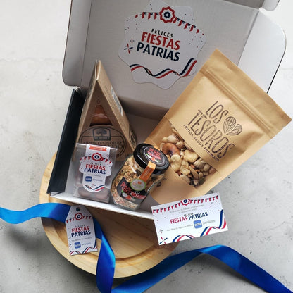 Box Gourmet Fiestas Patrias Signature | Tabla Grabada, Queso Ahumado y Pebre Gourmet