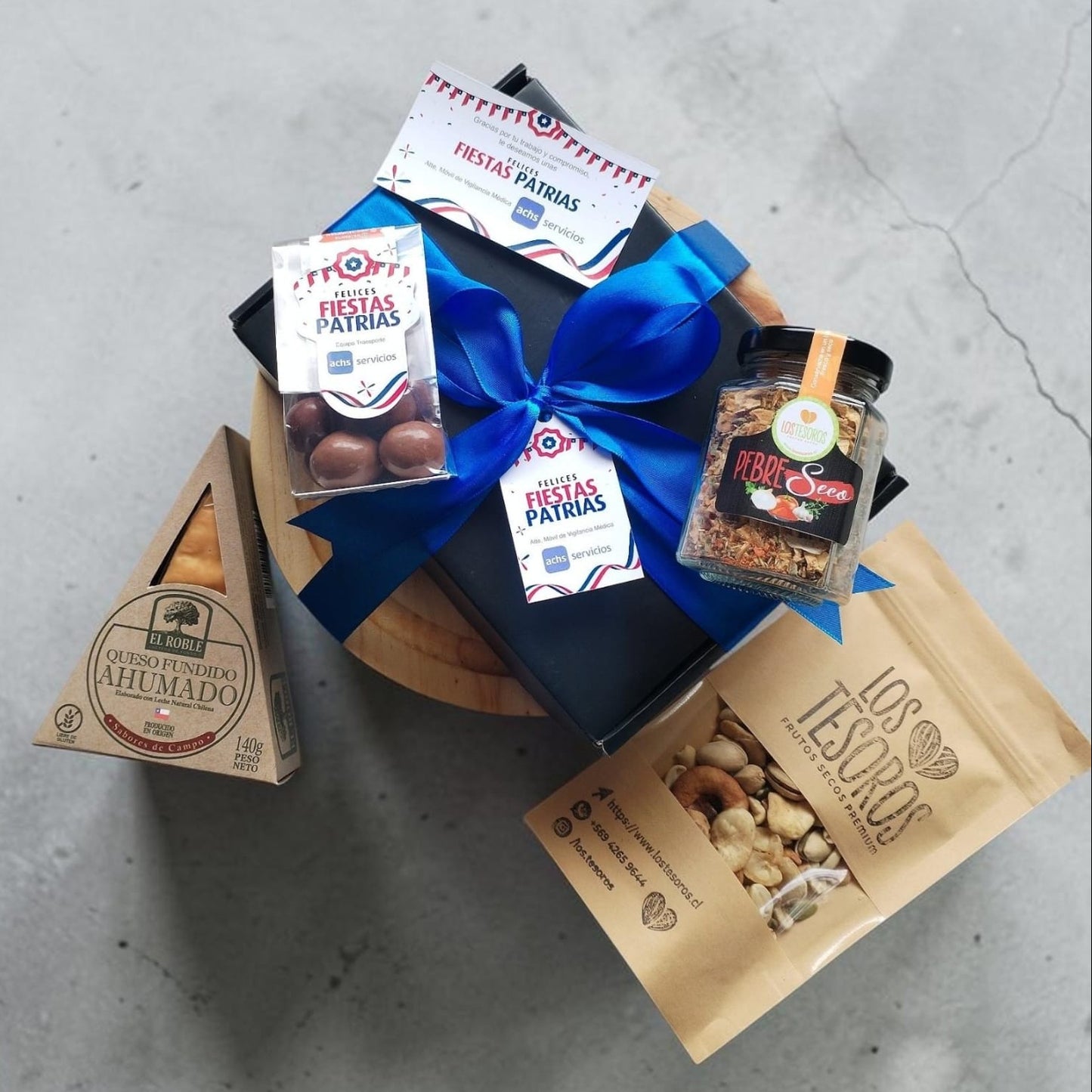 Box Gourmet Fiestas Patrias Signature | Tabla Grabada, Queso Ahumado y Pebre Gourmet