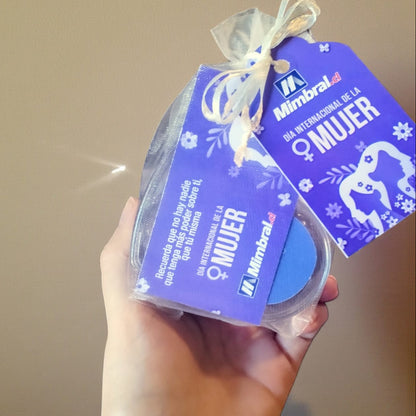 Cajita Corazón Acrílico Personalizada Día de la Mujer - 80gr Cranberries Chocolate | Regalo Corporativo 8 Marzo