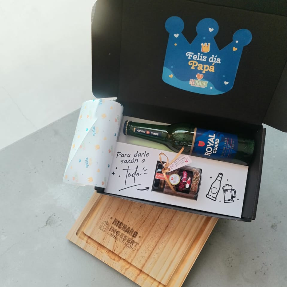 Regalo Día del Padre – Tabla de Madera Personalizada, Pebre Seco Gourmet y Vino o Cerveza Individual