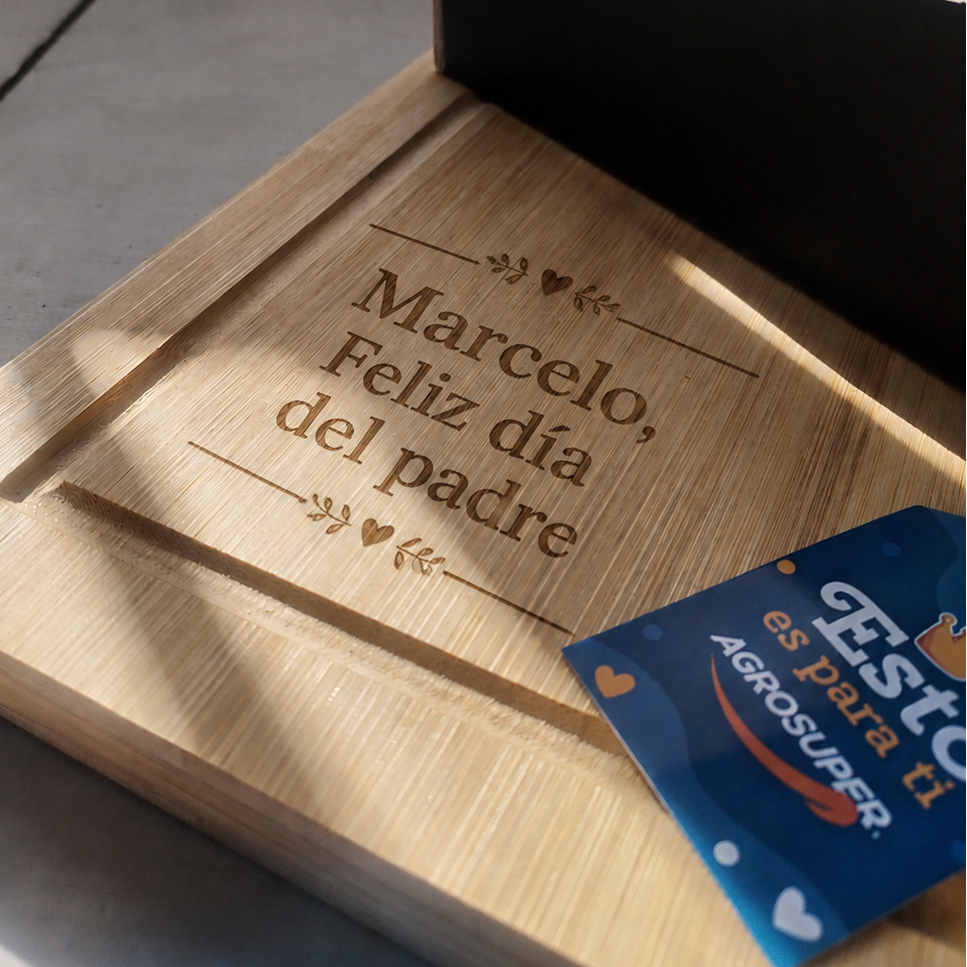 Regalo Día del Padre – Tabla de Madera Personalizada, Pebre Seco Gourmet y Vino o Cerveza Individual