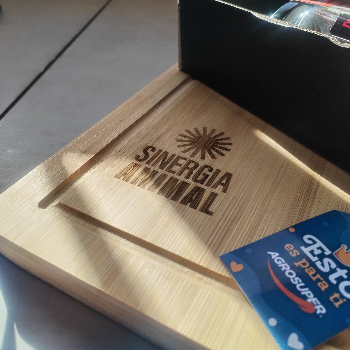 Regalo Corporativo Día del Padre – Tabla de Madera Grabada, Pebre Seco Gourmet y Vino Individual