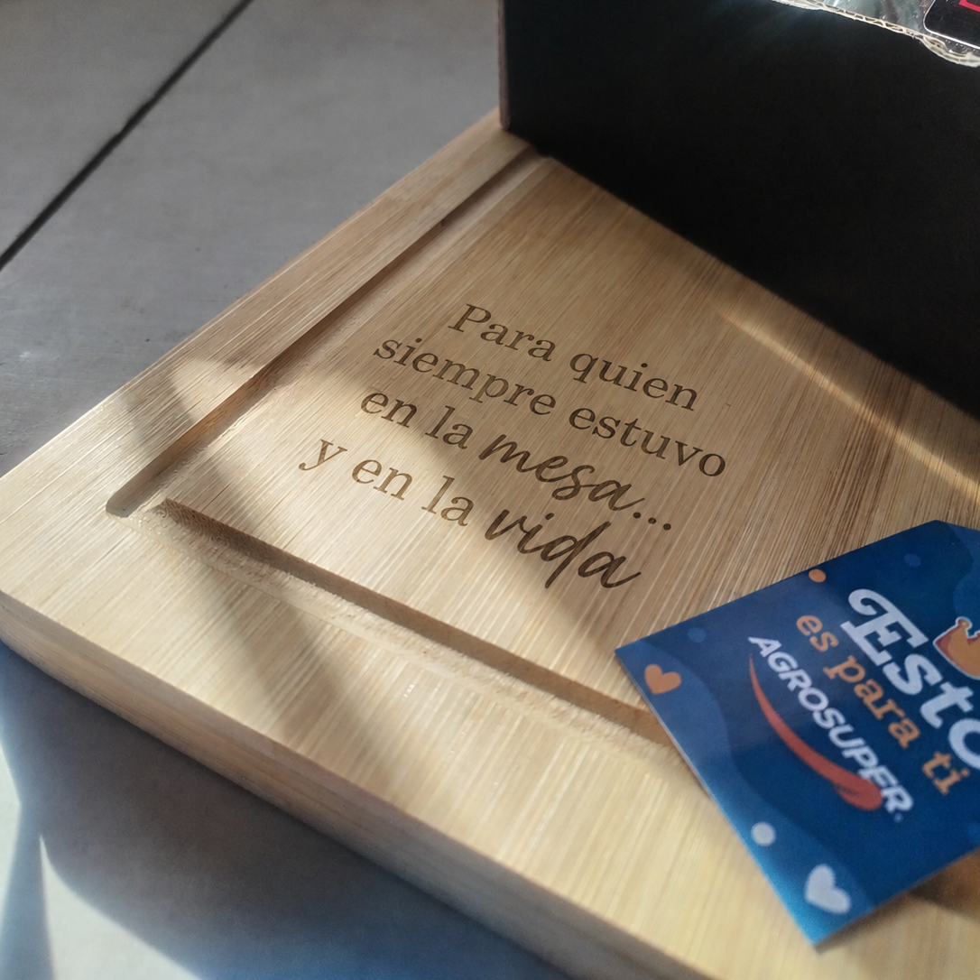 Regalo Corporativo Día del Padre – Tabla de Madera Grabada, Pebre Seco Gourmet y Vino Individual